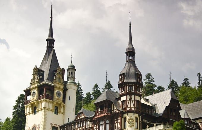 Castelul Peleș a fost primul castel din Europa care a fost în întregime luminat cu curent electric. Energia electrică era produsă de instalația proprie a castelului.