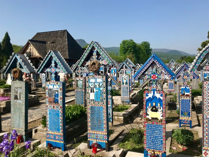 În România există singurul cimitir vesel din lume. Este vorba de Cimitirul Vesel de la Săpânța, Maramureș.