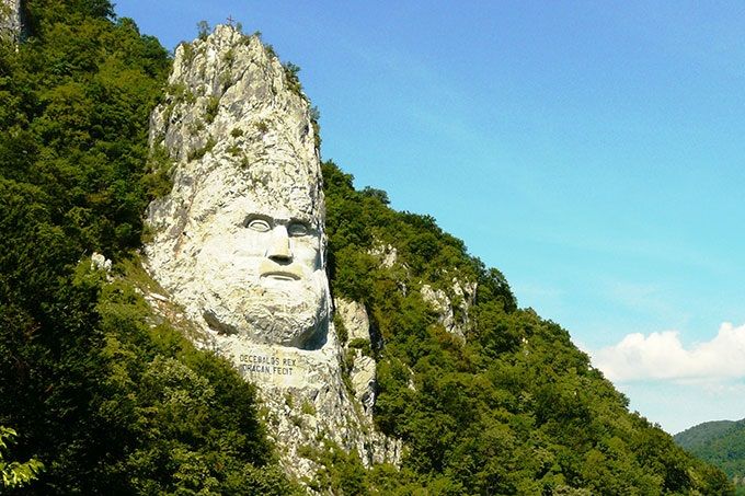 Cea mai înaltă sculptură din Europa este chipul lui Decebal, sculptat într-o stâncă de la Cazanele Dunării.