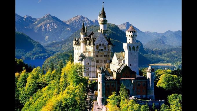 În Germania există peste 2100 castele, cel mai cunoscut și frumos fiind castelul Neuschwanstein.