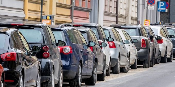 Mașina se parchează doar pe sensul de mers, dacă parchezi invers riști să iei amendă.